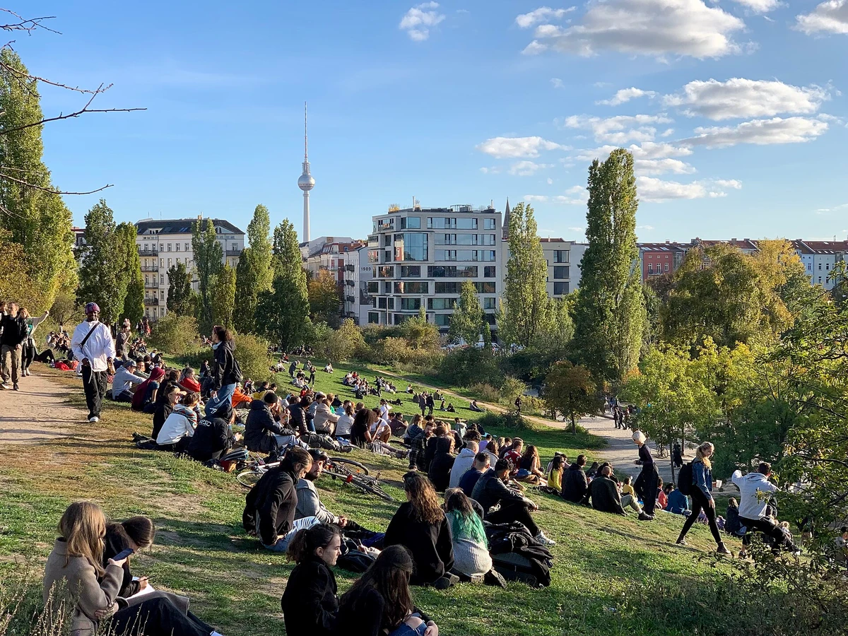 Mauerpark in Berlin Prenzlauer Berg mit Blick auf den Fernsehturm
