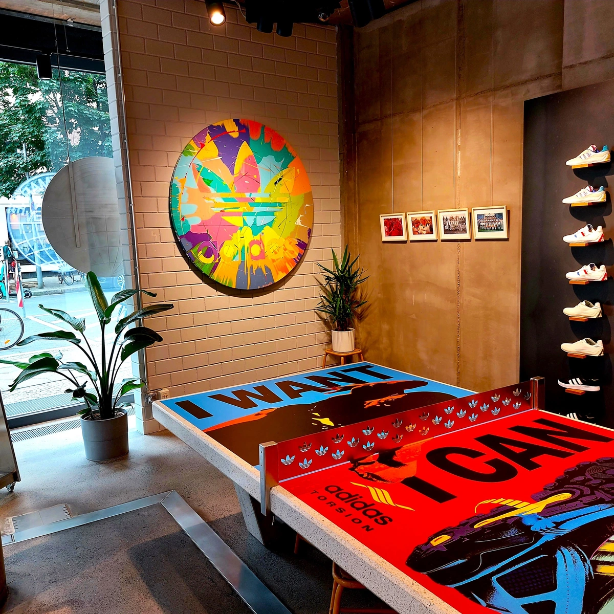 Spin Painting Kunstwerk mit Adidas Logo im Adidas Originals Store Berlin Mitte