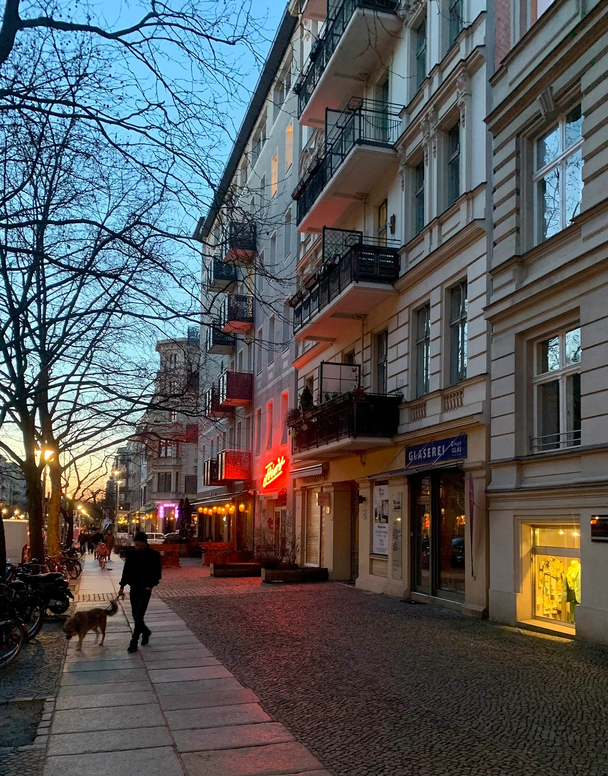 Oderberger Straße in Berlin Prenzlauer Berg am Abend