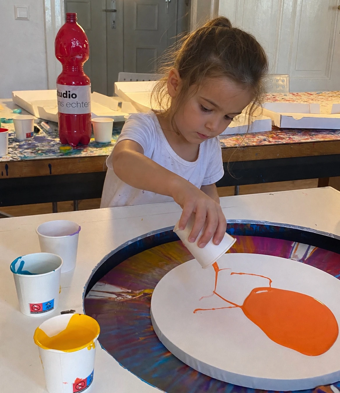 Kind malt an der kleinen Spin-Art-Maschine im Studio Jans Echternacht