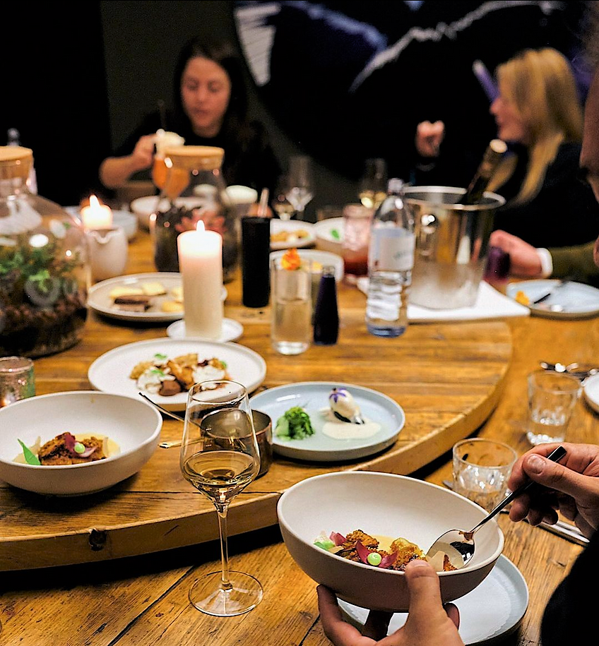 Gäste bei einem Dinner-&-Art-Abendmenü im Bonvivant