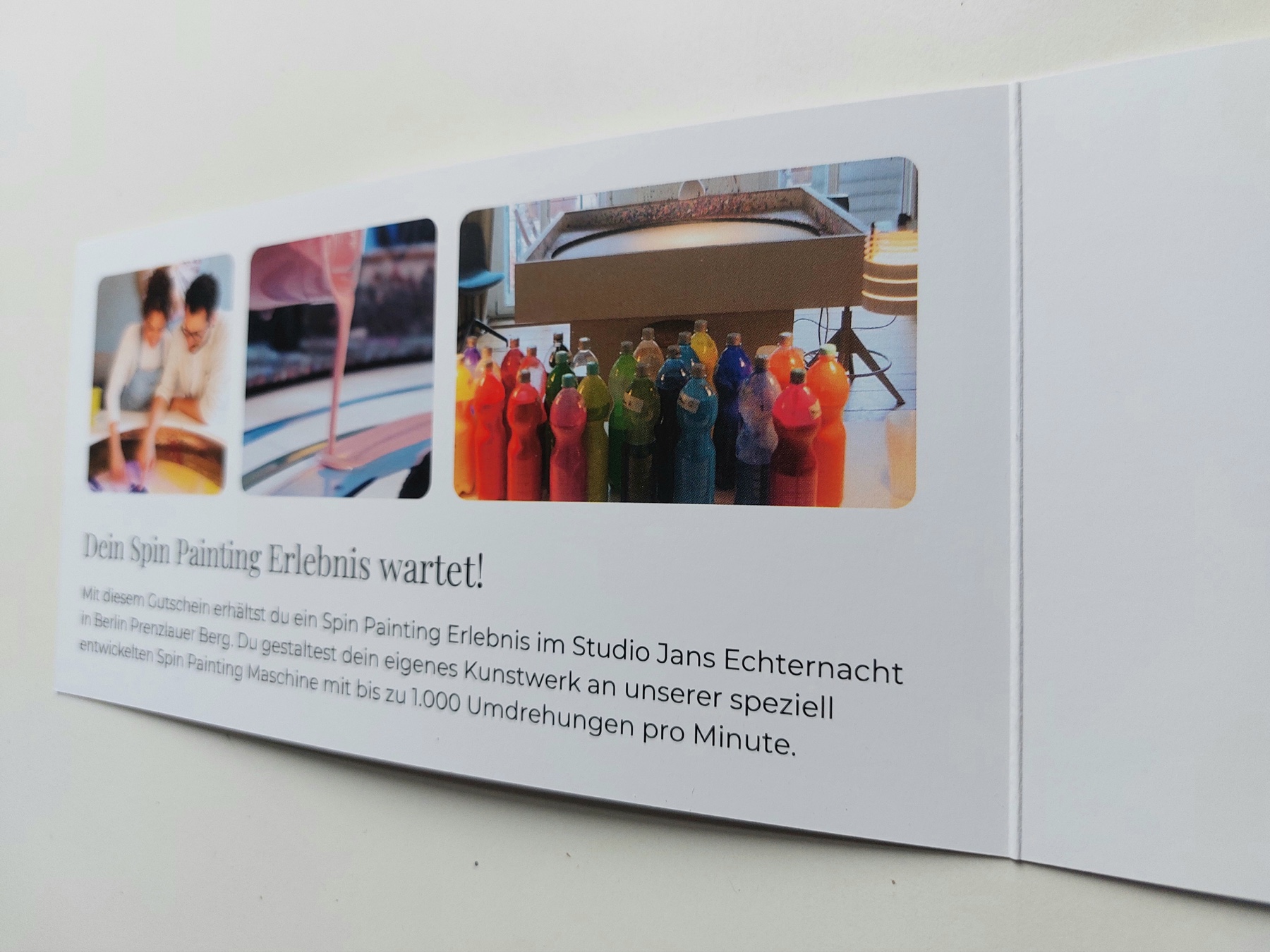 Geöffnete Spin Painting Gutschein-Klappkarte in seitlicher Ansicht