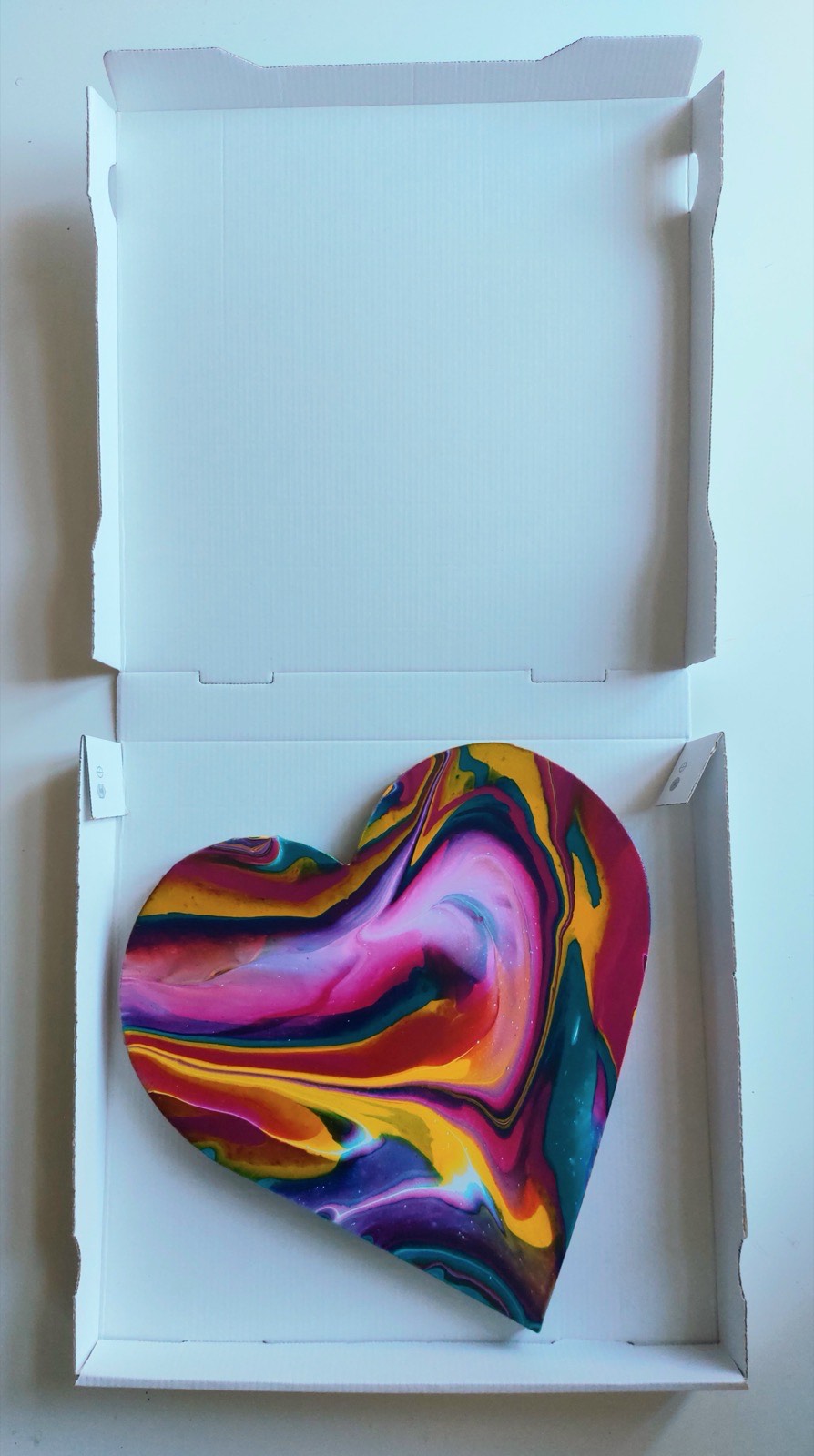 Schmale Transportbox für die mitgenommenen Herzen