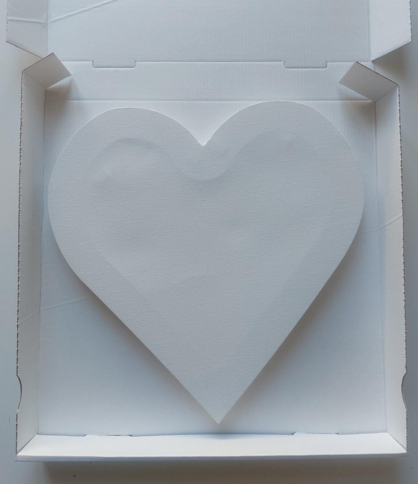 Weißes Spin-Painting-Herz zur Hochzeit