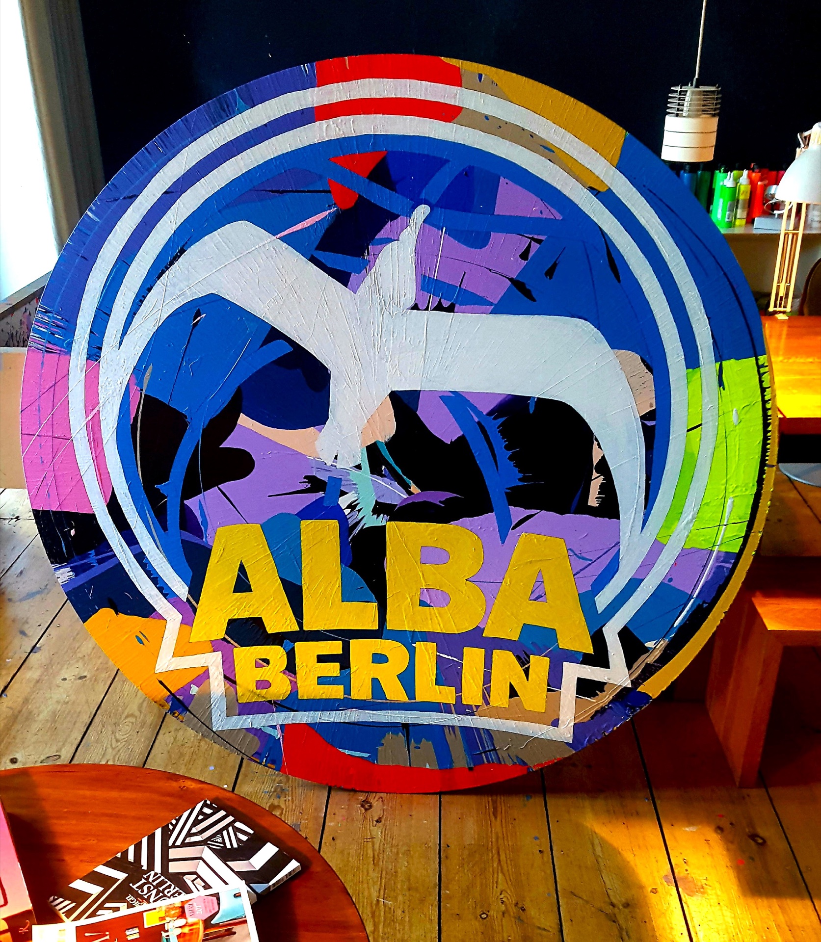 Rundes Spin Painting als Auftragsarbeit mit dem Emblem von ALBA Berlin