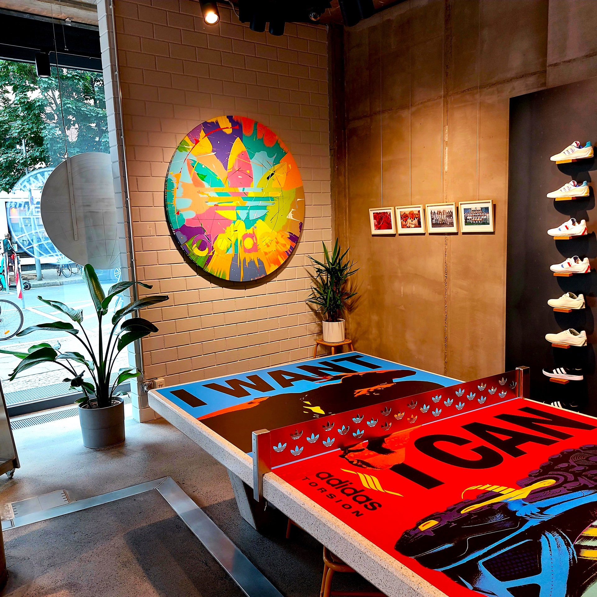 Spin Painting Kunstwerk mit Adidas Logo im Adidas Originals Store Berlin Mitte