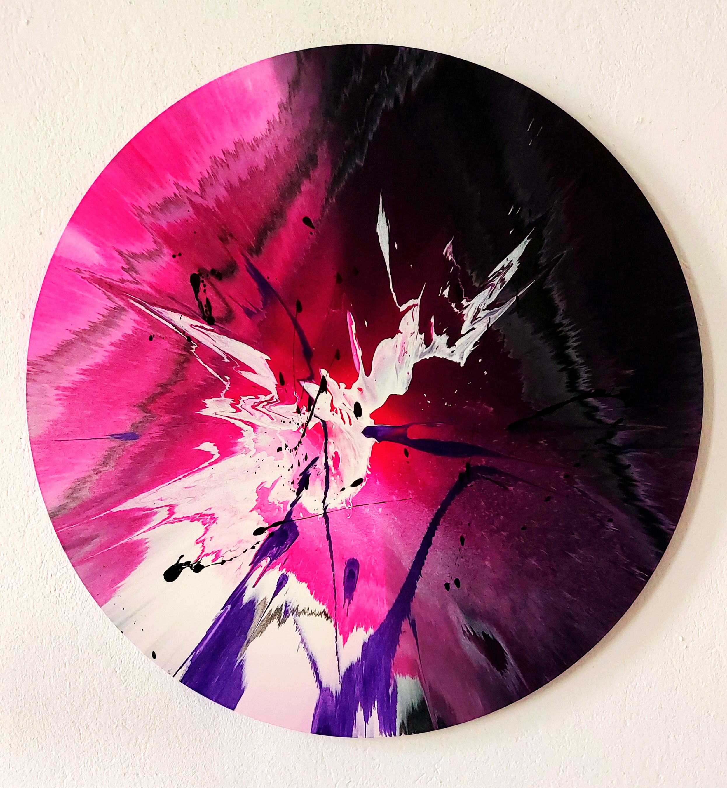 Pink-schwarzes rundes Spin Painting an der Studiowand