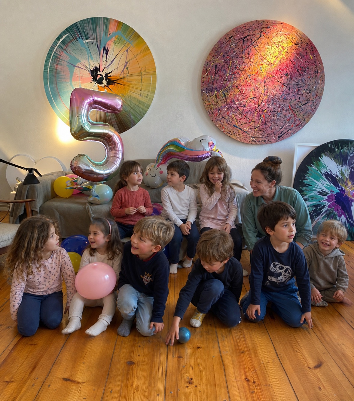 Kindergeburtstag im Studio Jans Echternacht mit Kunstwerken im Hintergrund