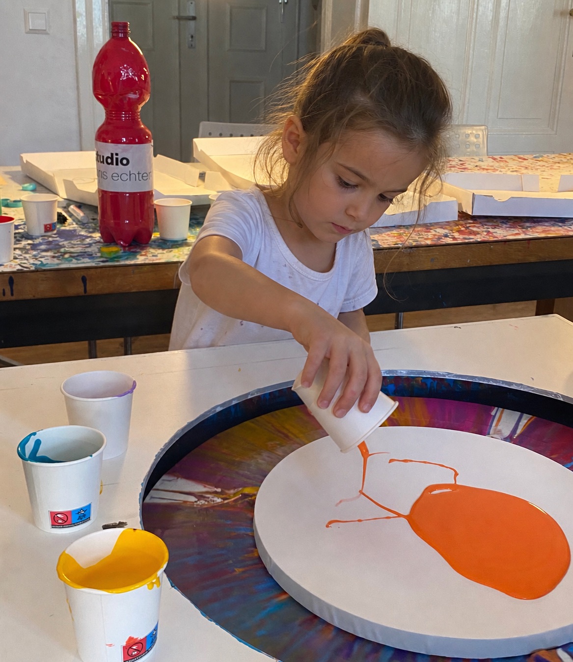 Kind malt an der kleinen Spin-Art-Maschine im Studio Jans Echternacht