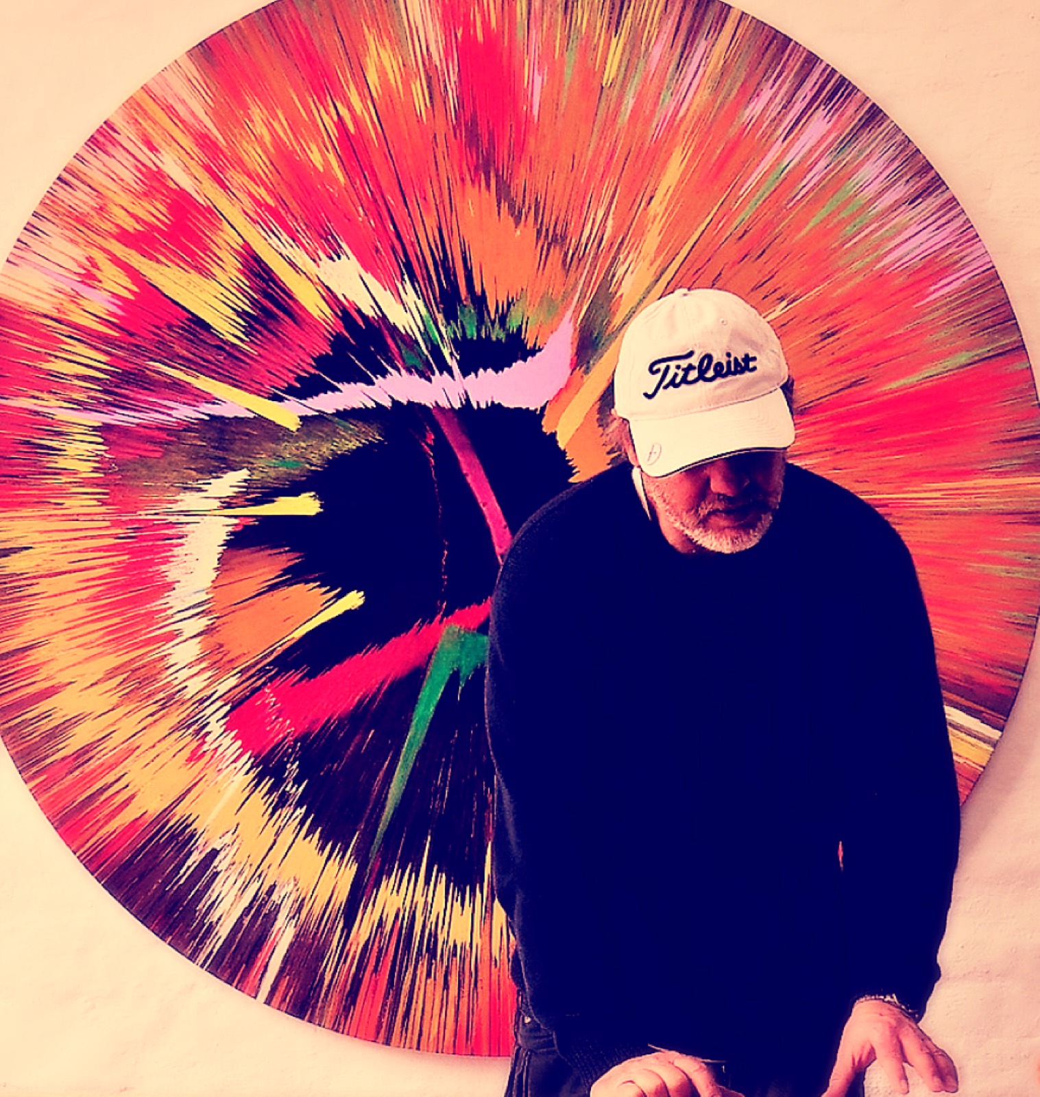 Jans Echternacht vor einem großen Spin Painting