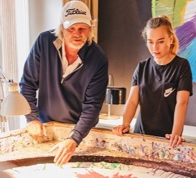 Jans Echternacht zeigt einem Kind die Spin Painting Maschine