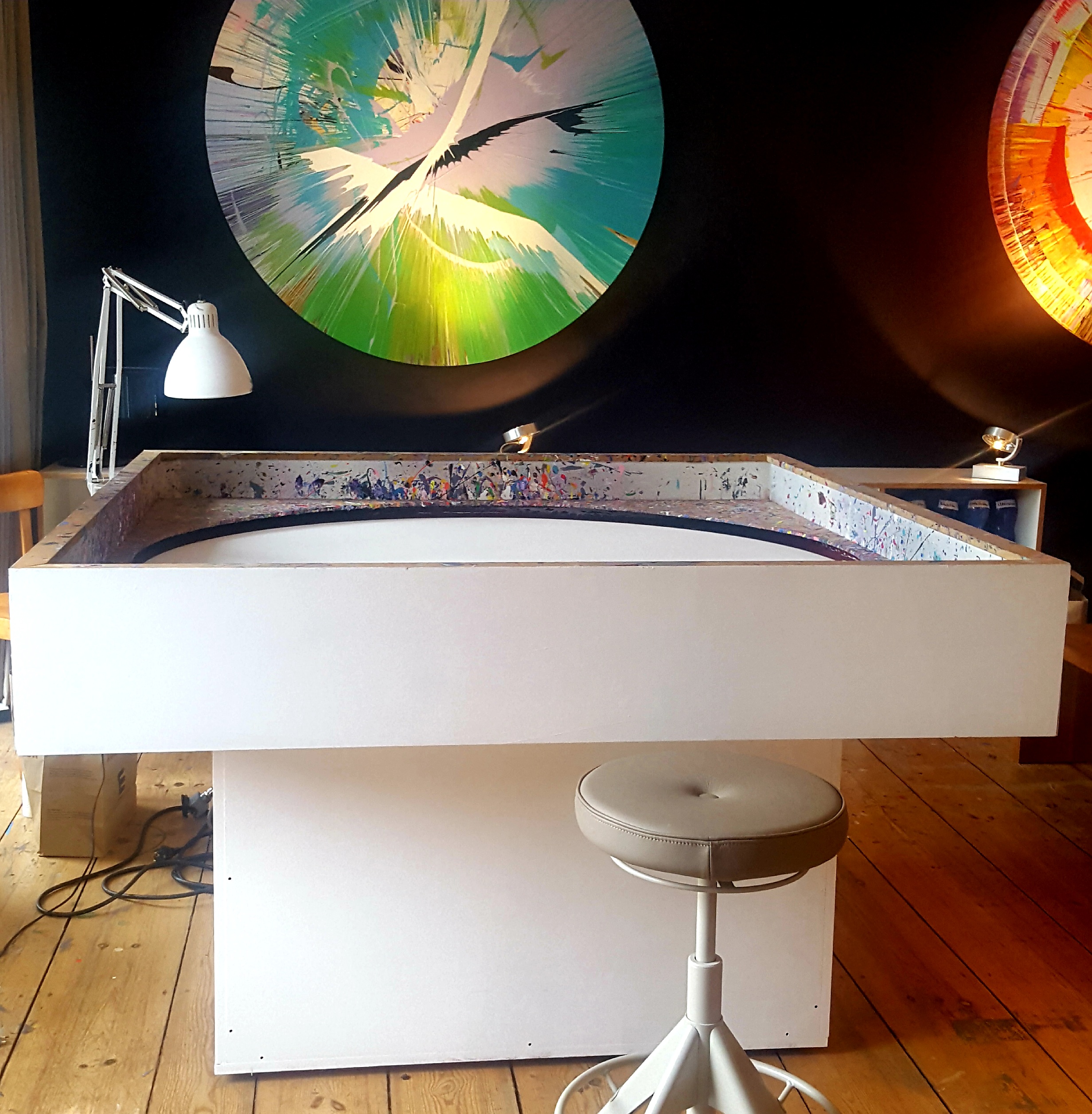 Spin Painting Maschine im Studio vor großformatigen Kunstwerken