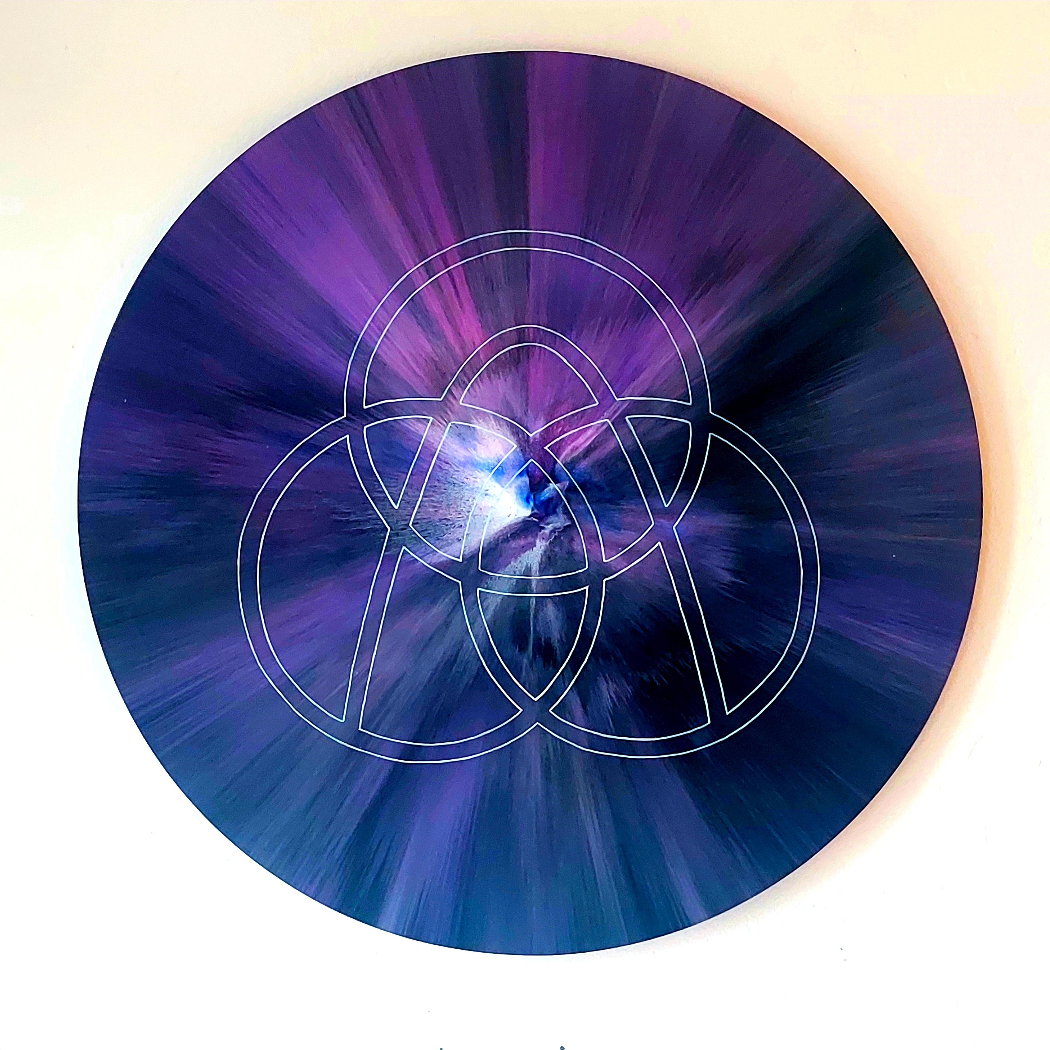 Rundes Spin Painting mit integriertem geometrischem Emblem
