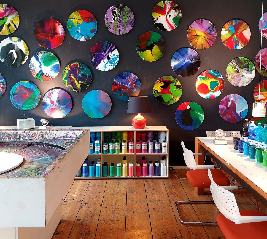 Atelierwand mit zahlreichen runden Spin Paintings