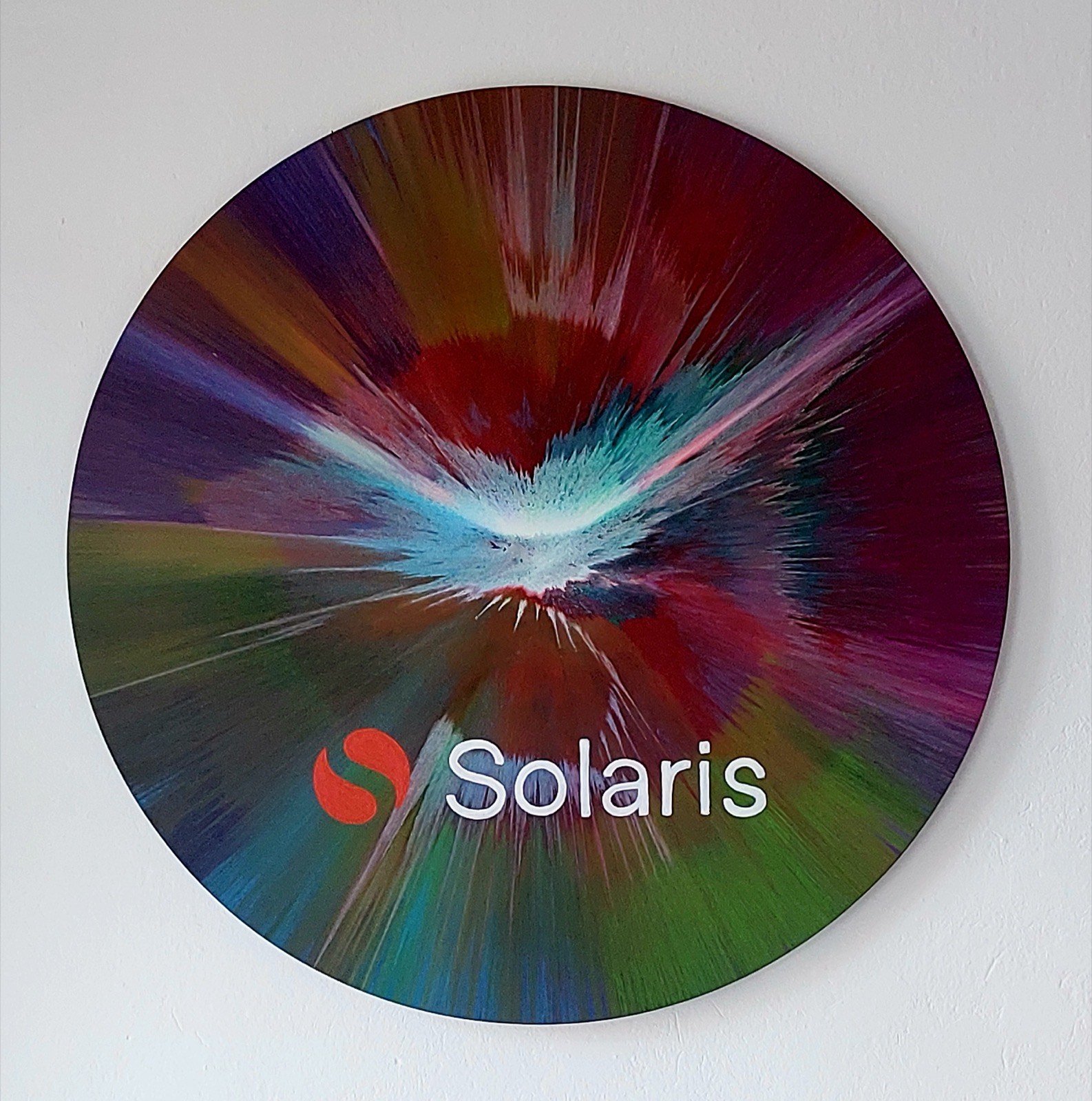 Kunstwerk mit Logo und Emblem