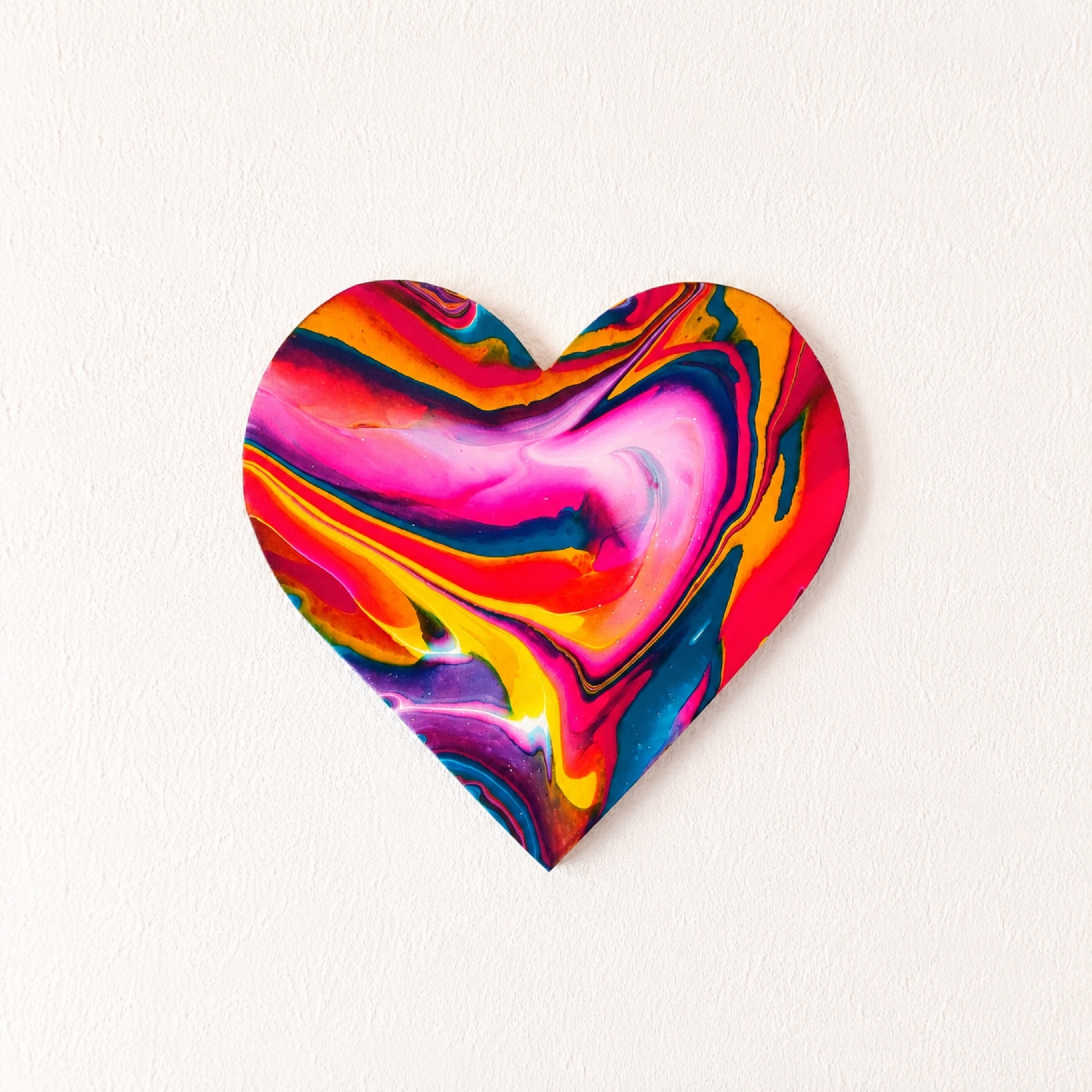Heart-shaped spin painting on a light-coloured wall