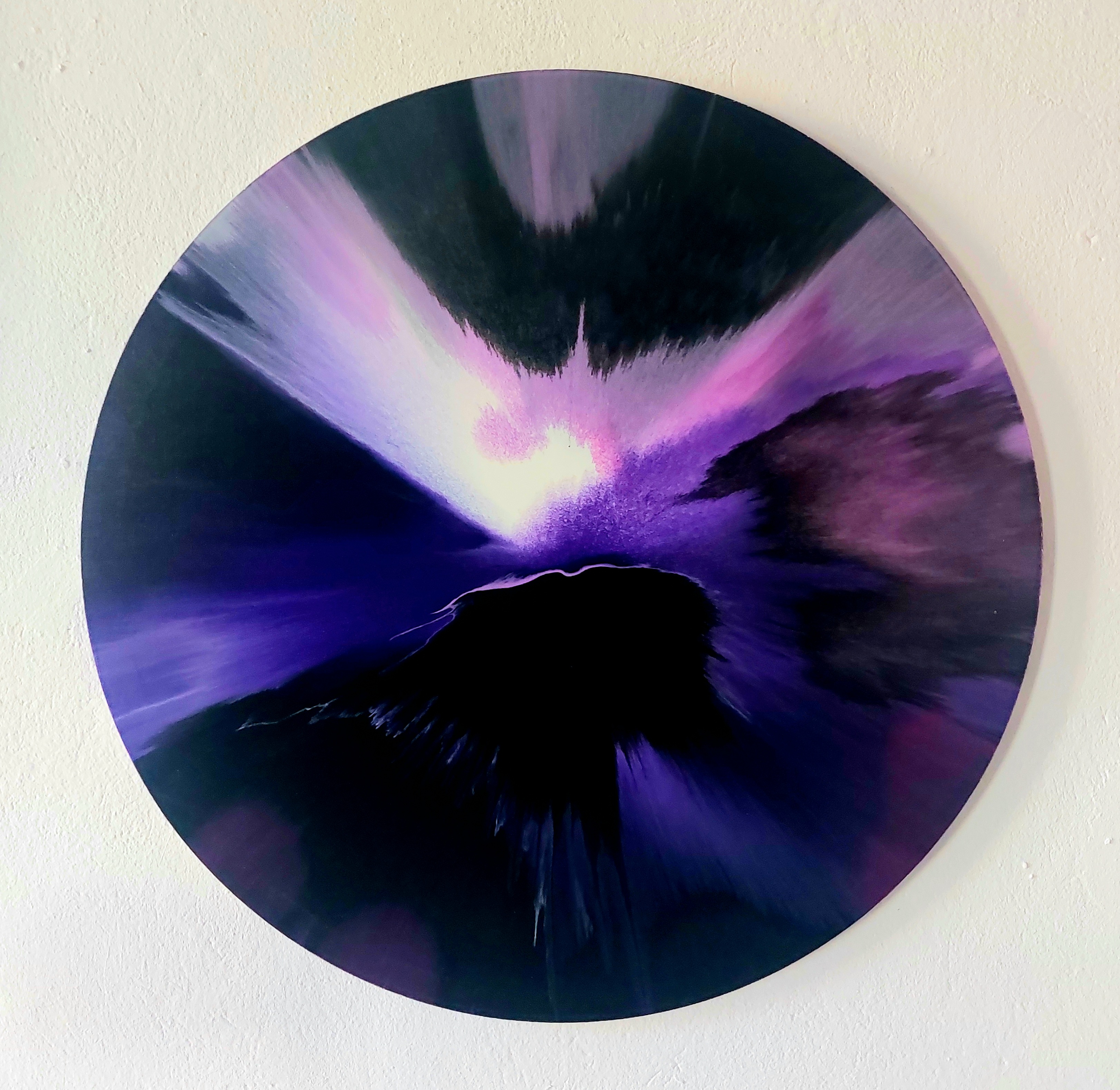 Round original in dark violet and black