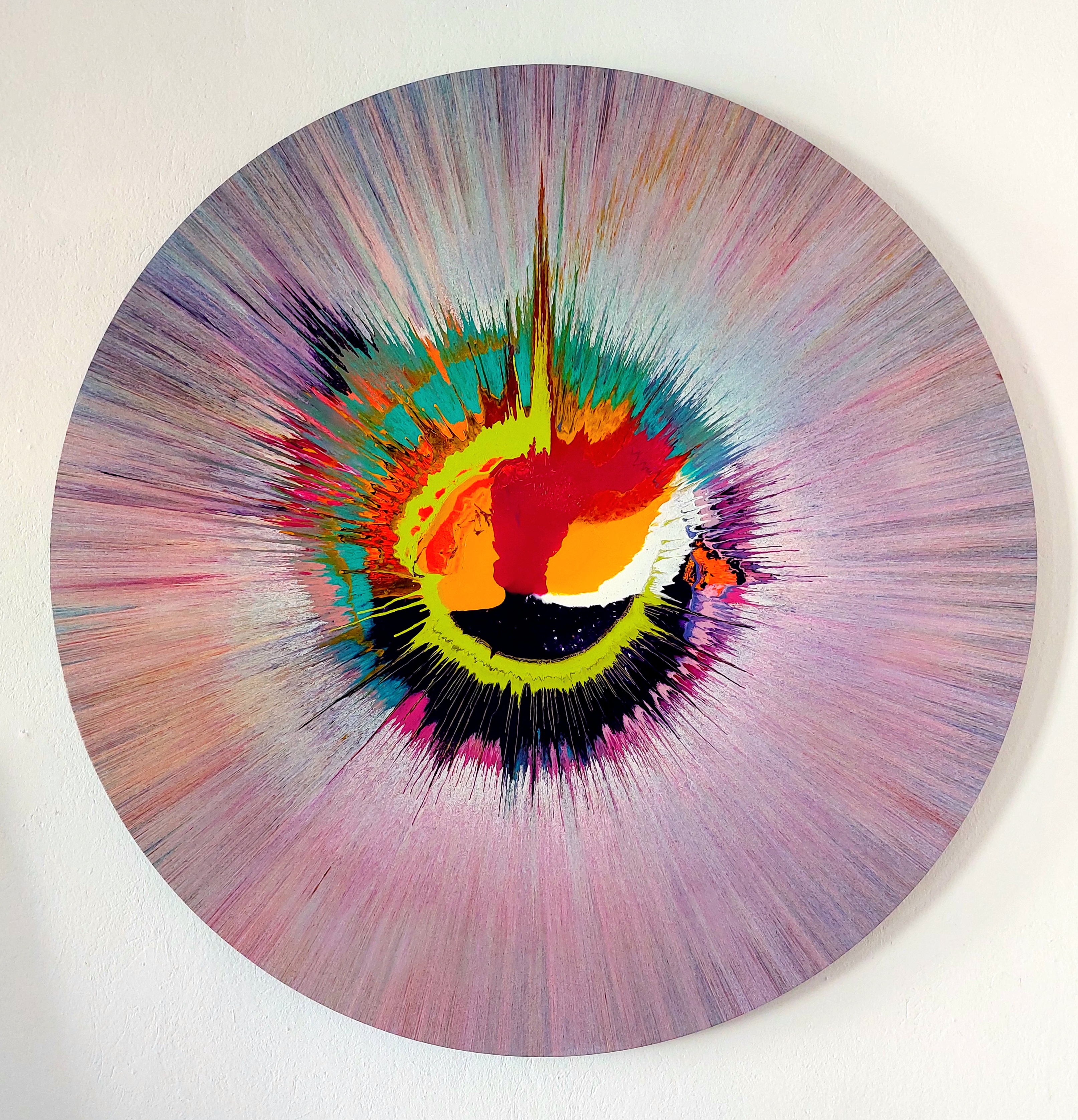 Round original with a pale colour gradient and colourful centre