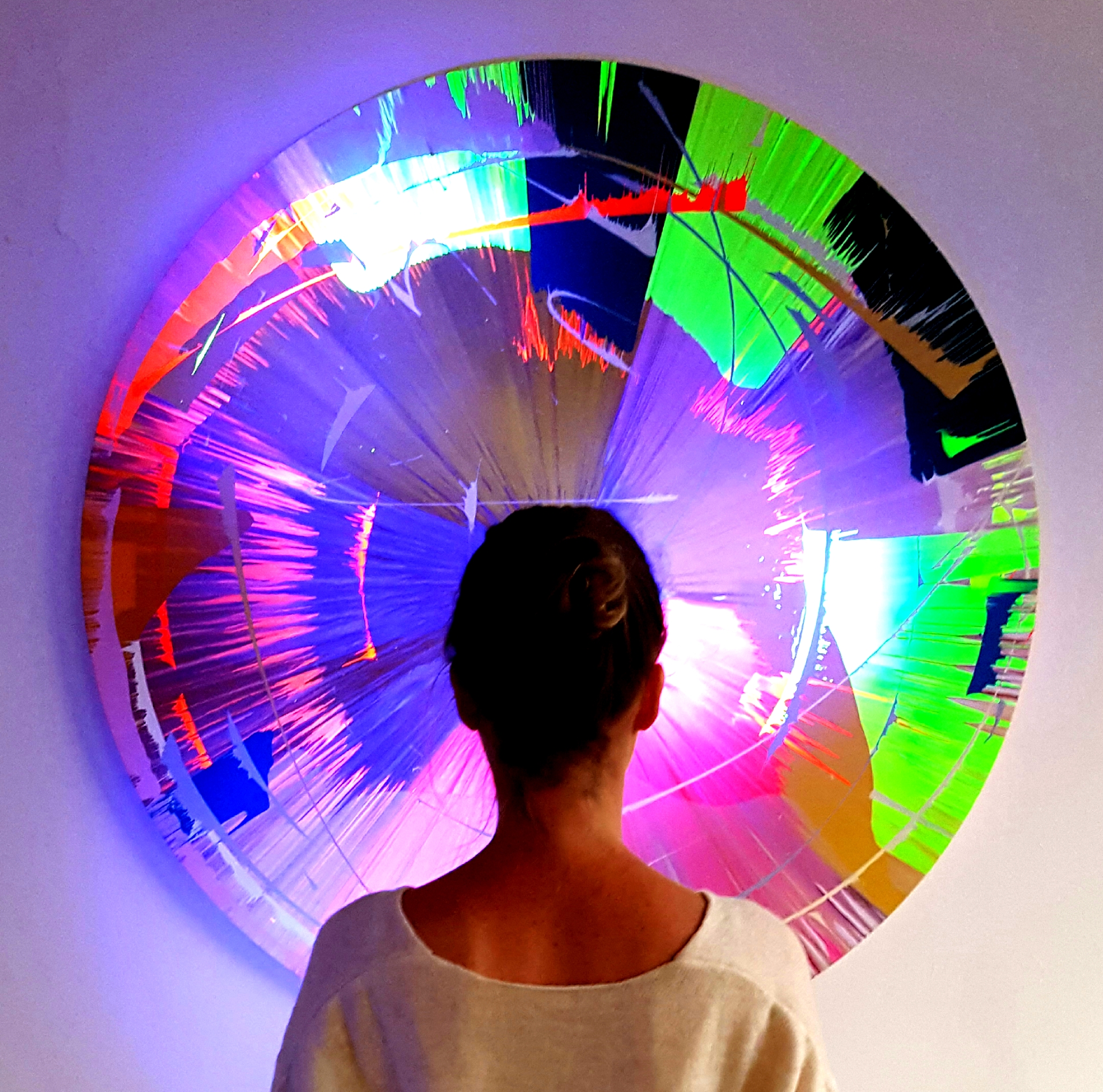 Person in front of an illuminated round original
