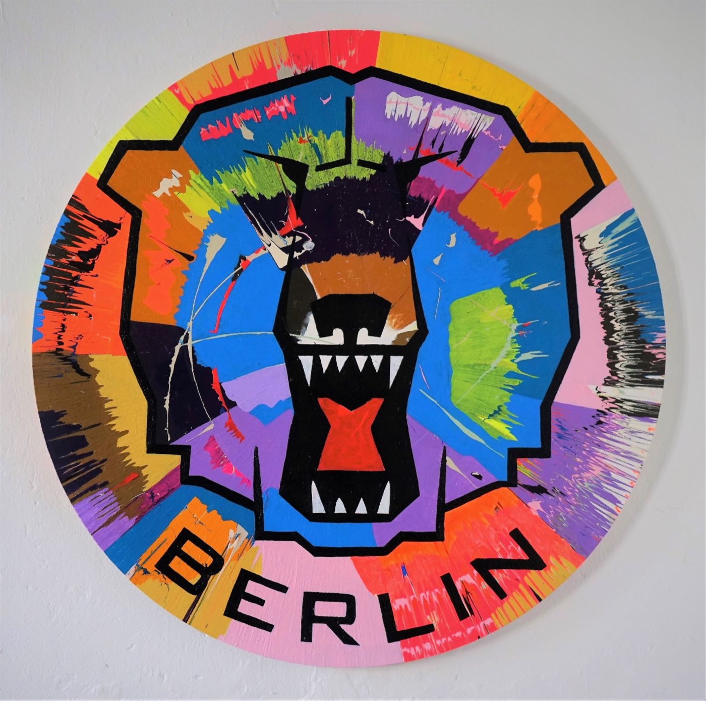 Round original spin painting with a Berlin bear emblem