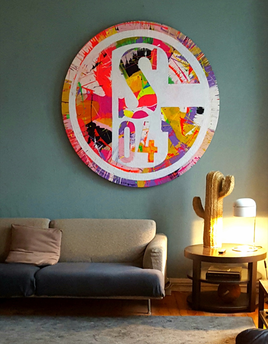 Round original spin painting with a Schalke 04 emblem in a living space