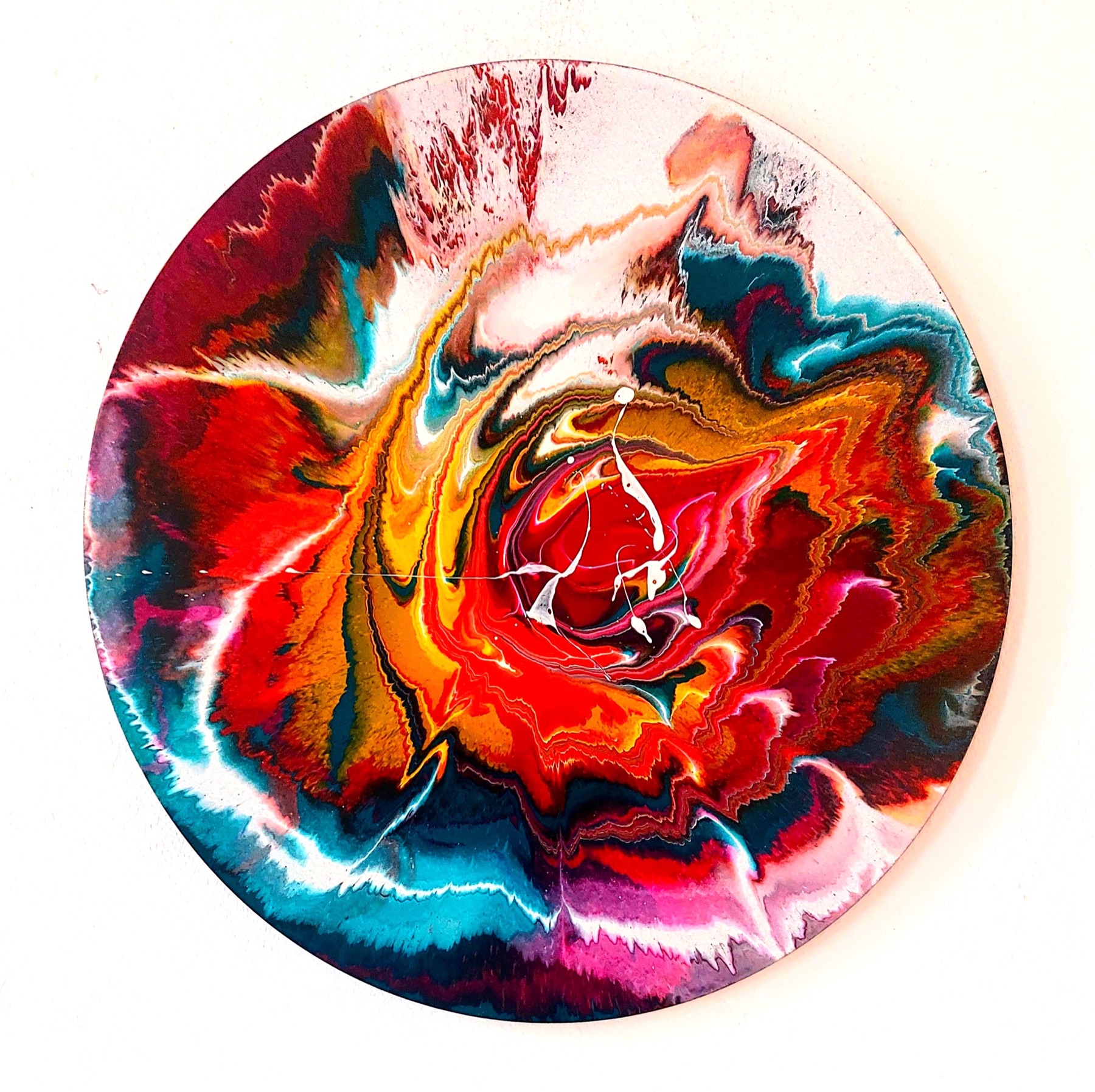 Rundes Spin Painting in Rot, Orange, Türkis und Pink