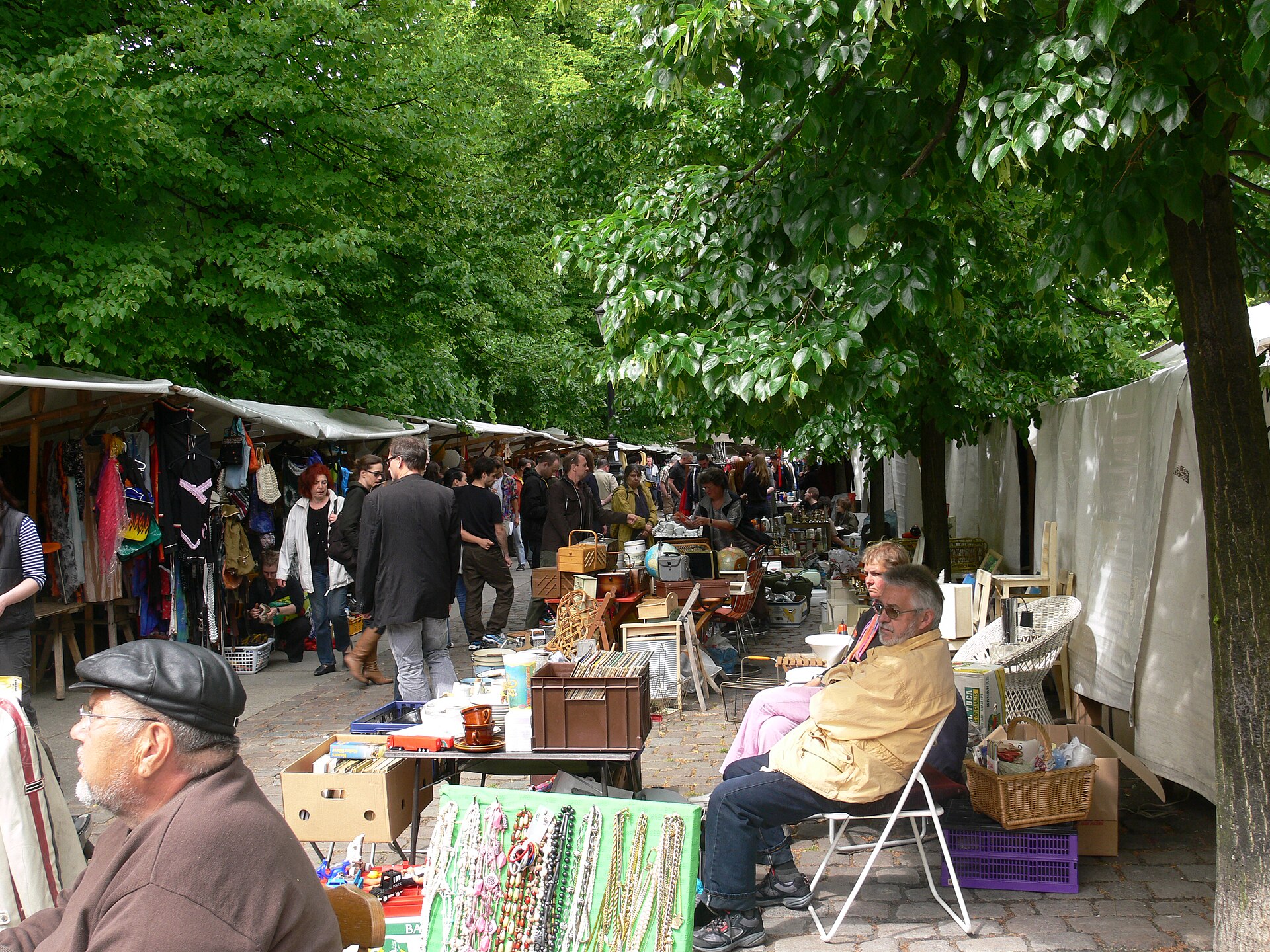 Flohmarkt am Arkonaplatz in Berlin mit Marktständen