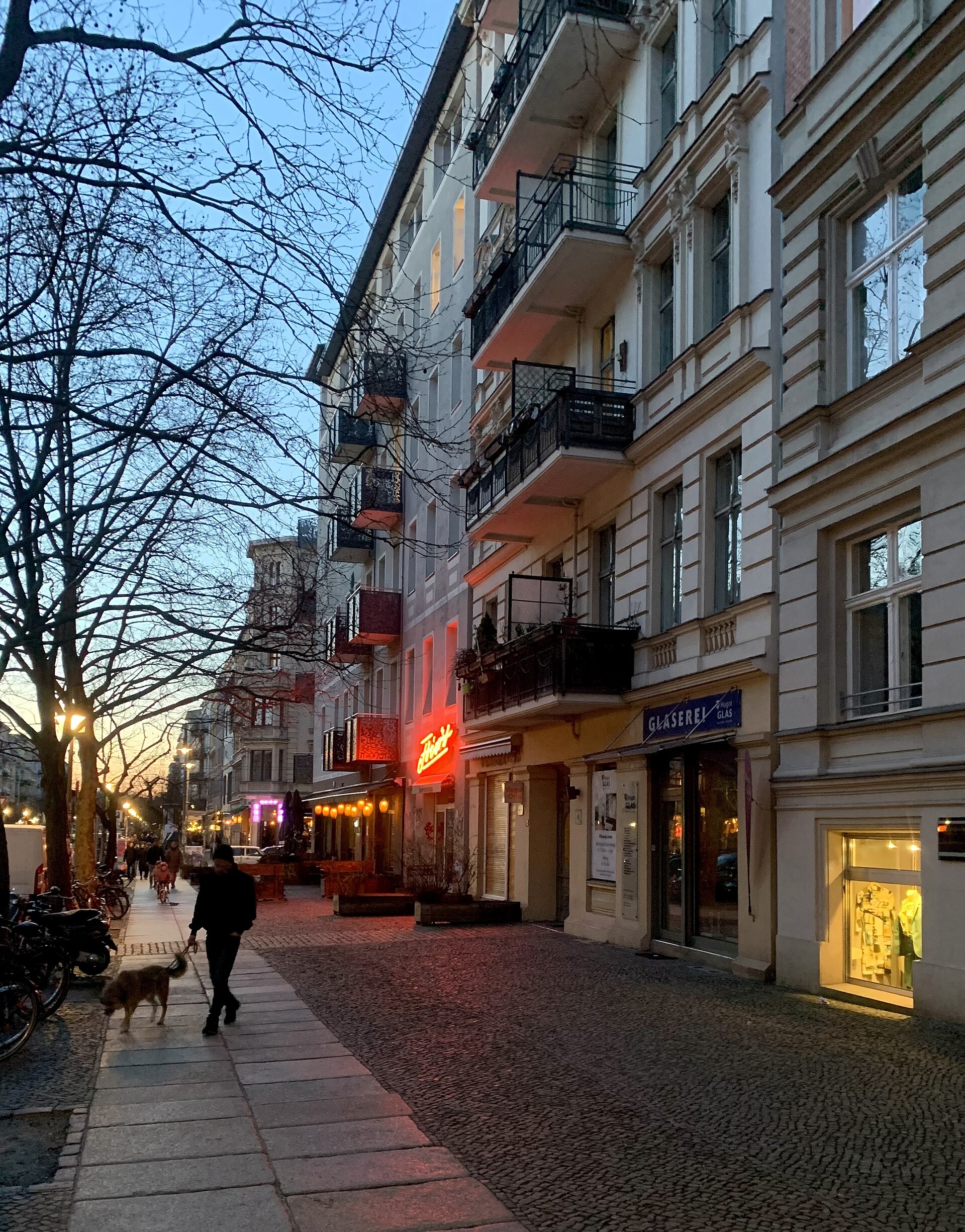 Oderberger Straße in Berlin Prenzlauer Berg am Abend