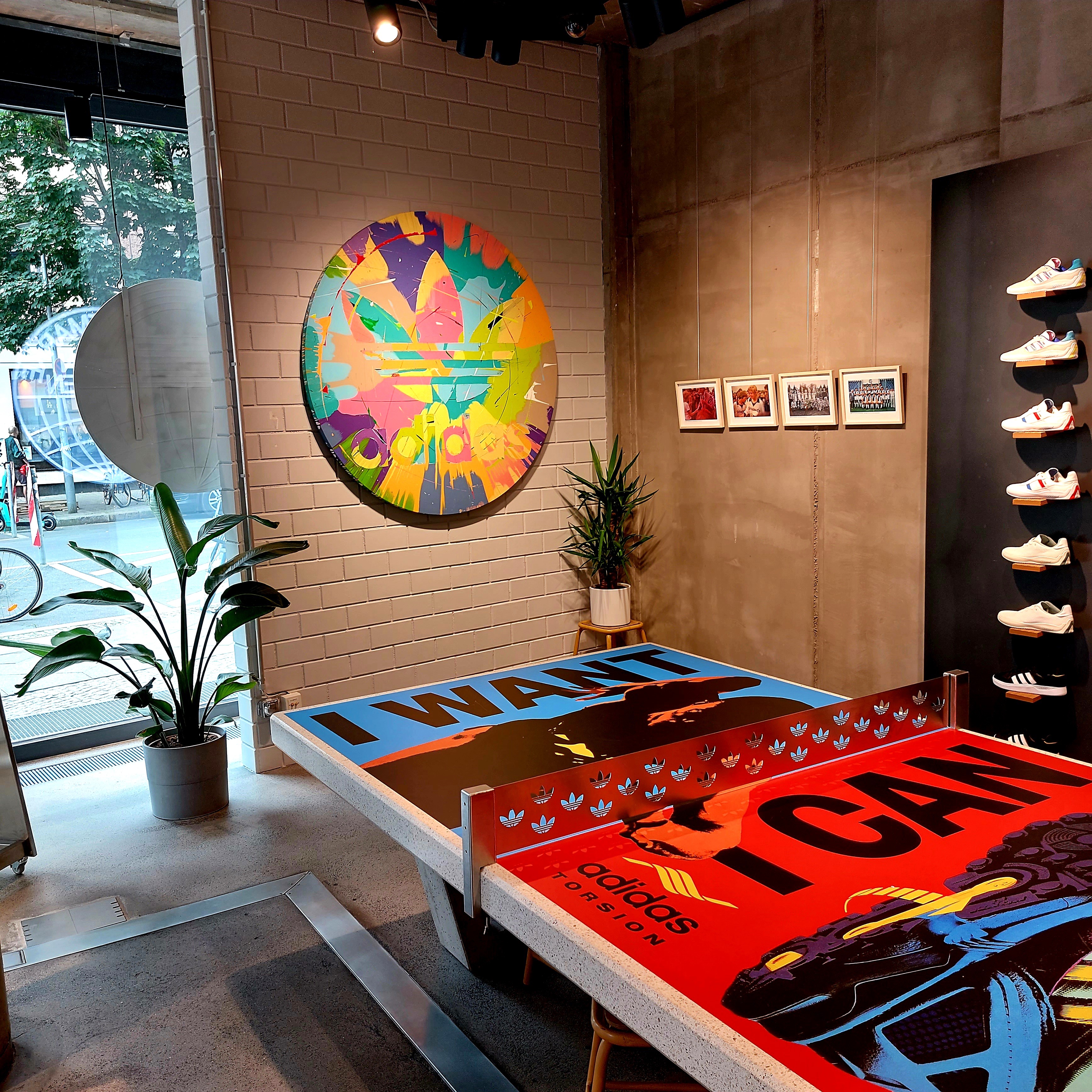 Rundes Spin Painting mit integriertem Adidas-Firmenlogo in einem Store