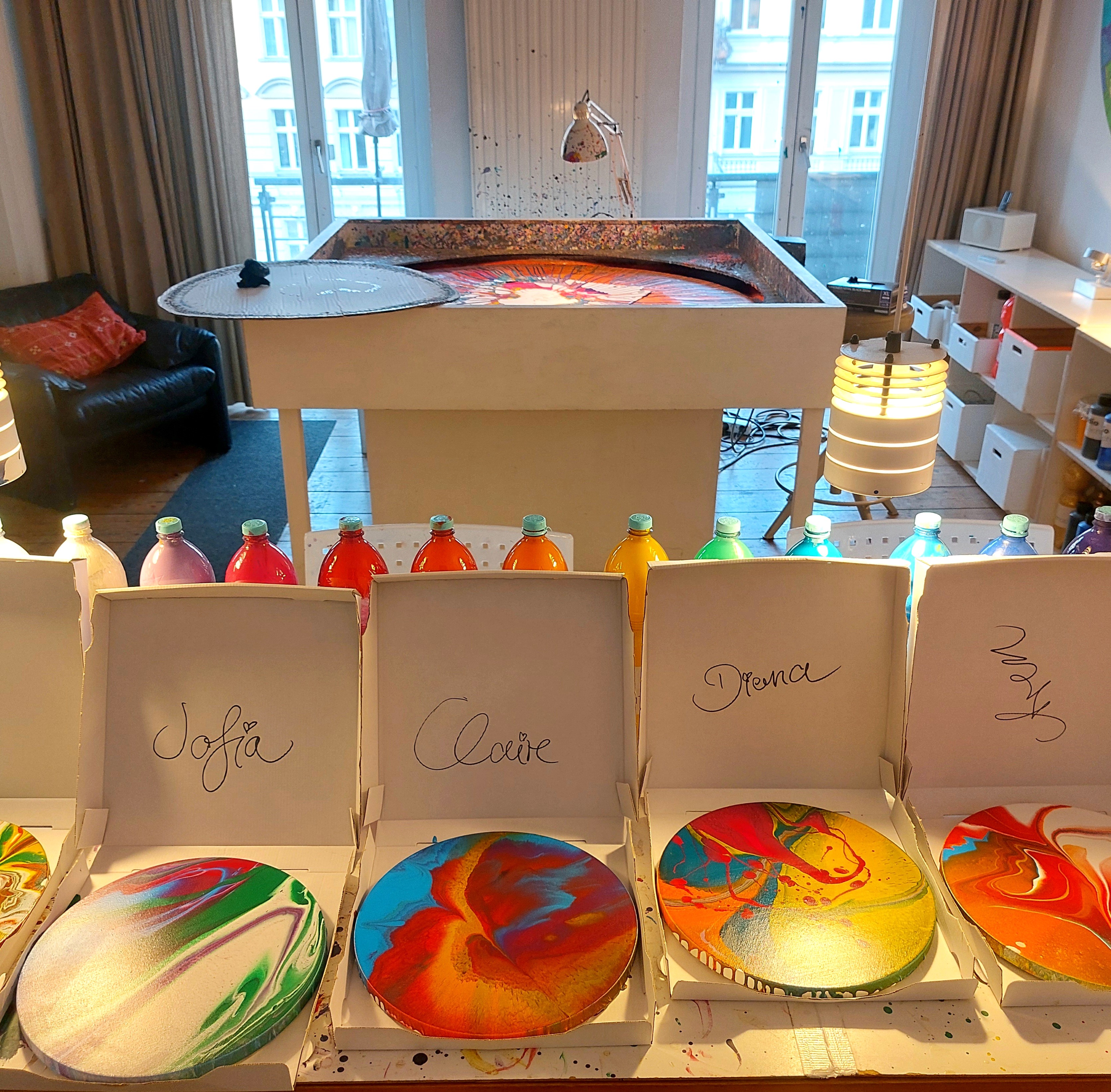 Fünf einzelne Spin Paintings eines Teamevents im Studio