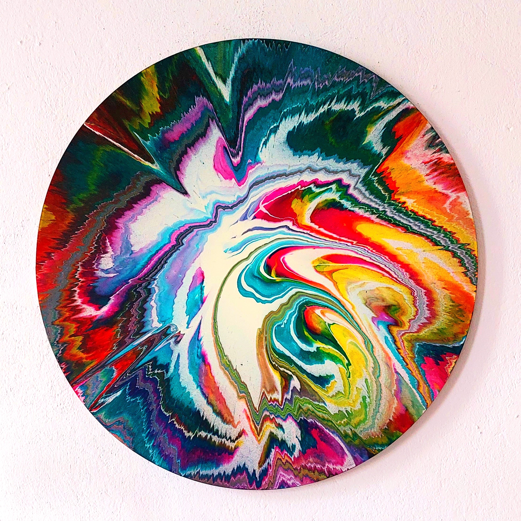Rundes Spin Painting in Türkis, Weiß, Pink und Orange