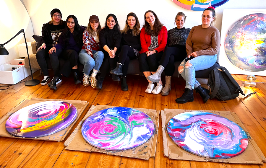 Team mit drei gemeinsam gestalteten Spin Paintings