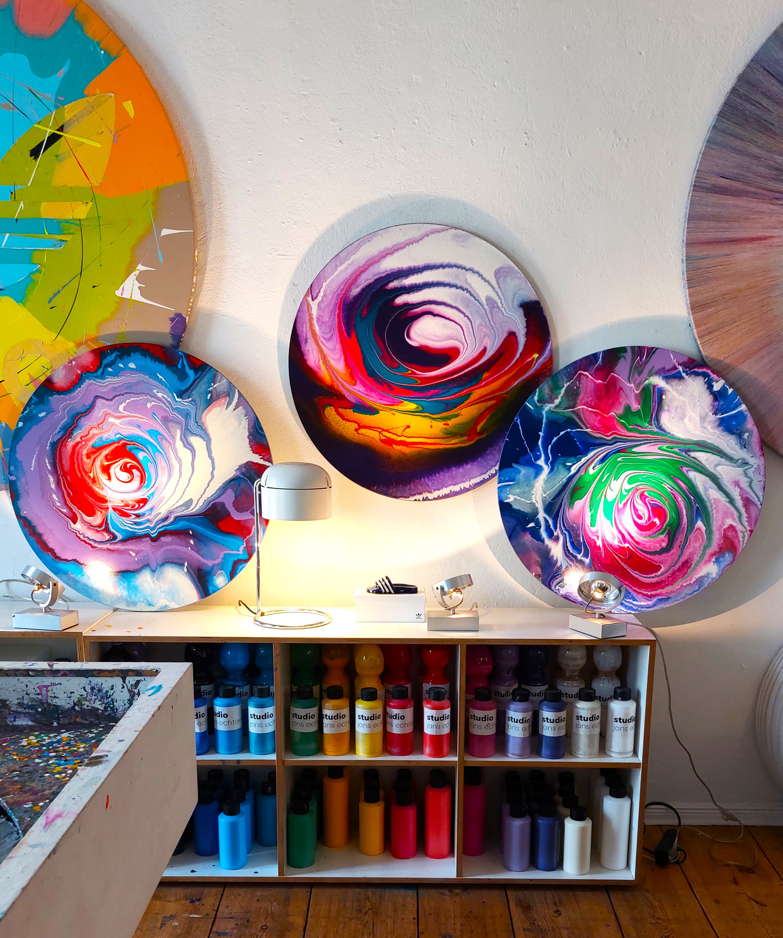 Drei gemeinsam gestaltete Spin Paintings im Studio