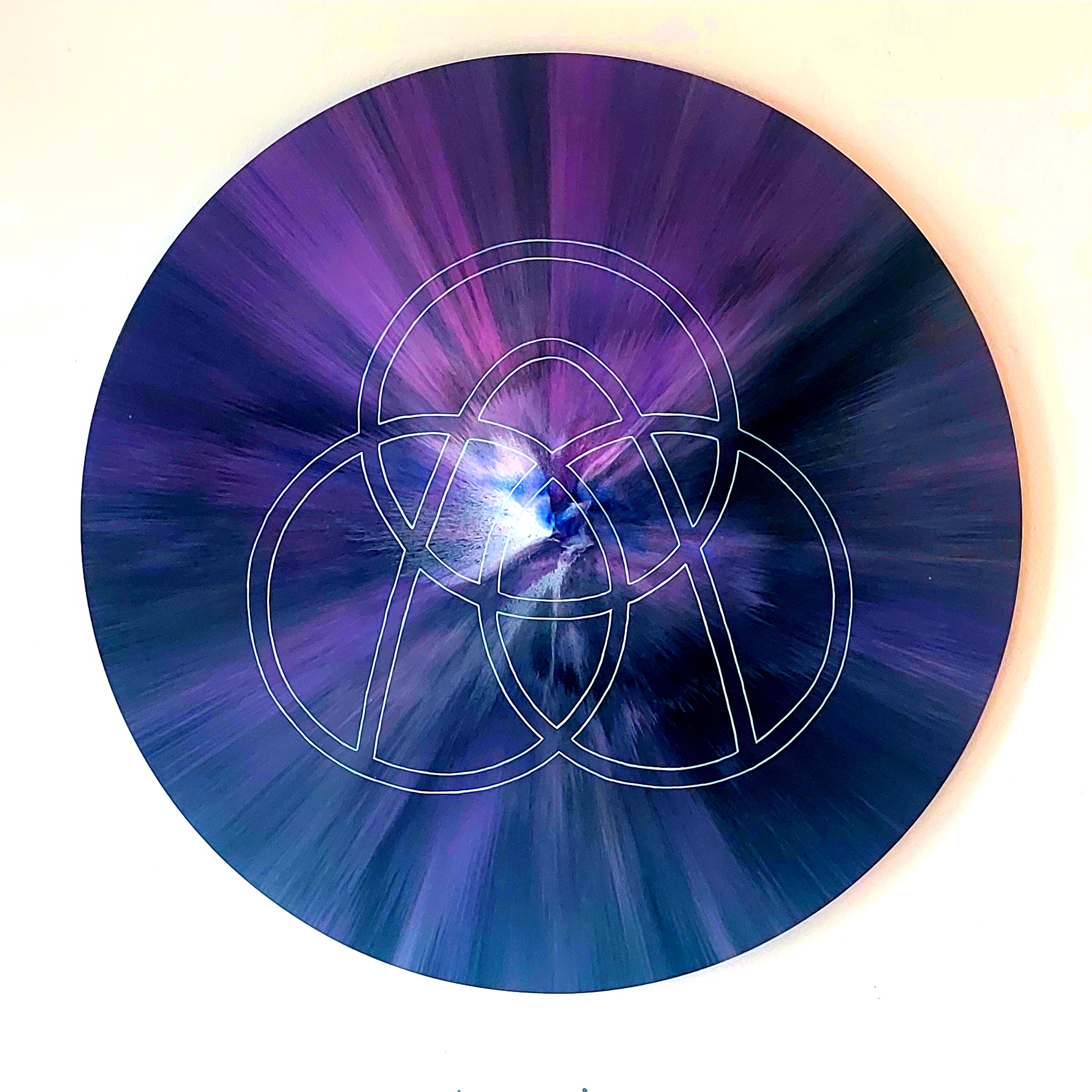 Rundes Spin Painting mit integriertem geometrischem Firmenzeichen
