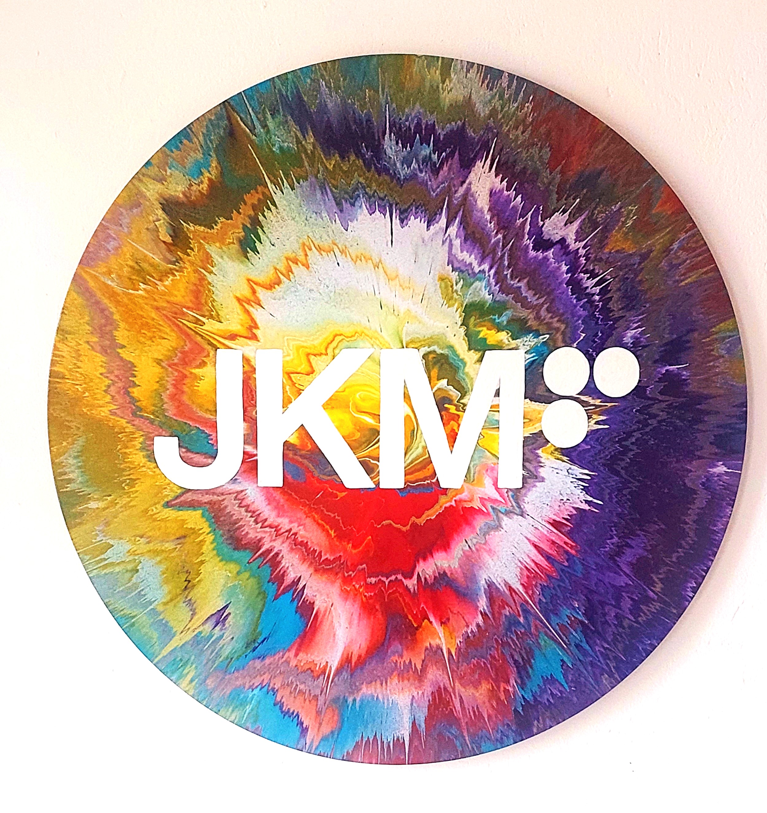 Rundes Spin Painting mit integriertem JKM-Logo