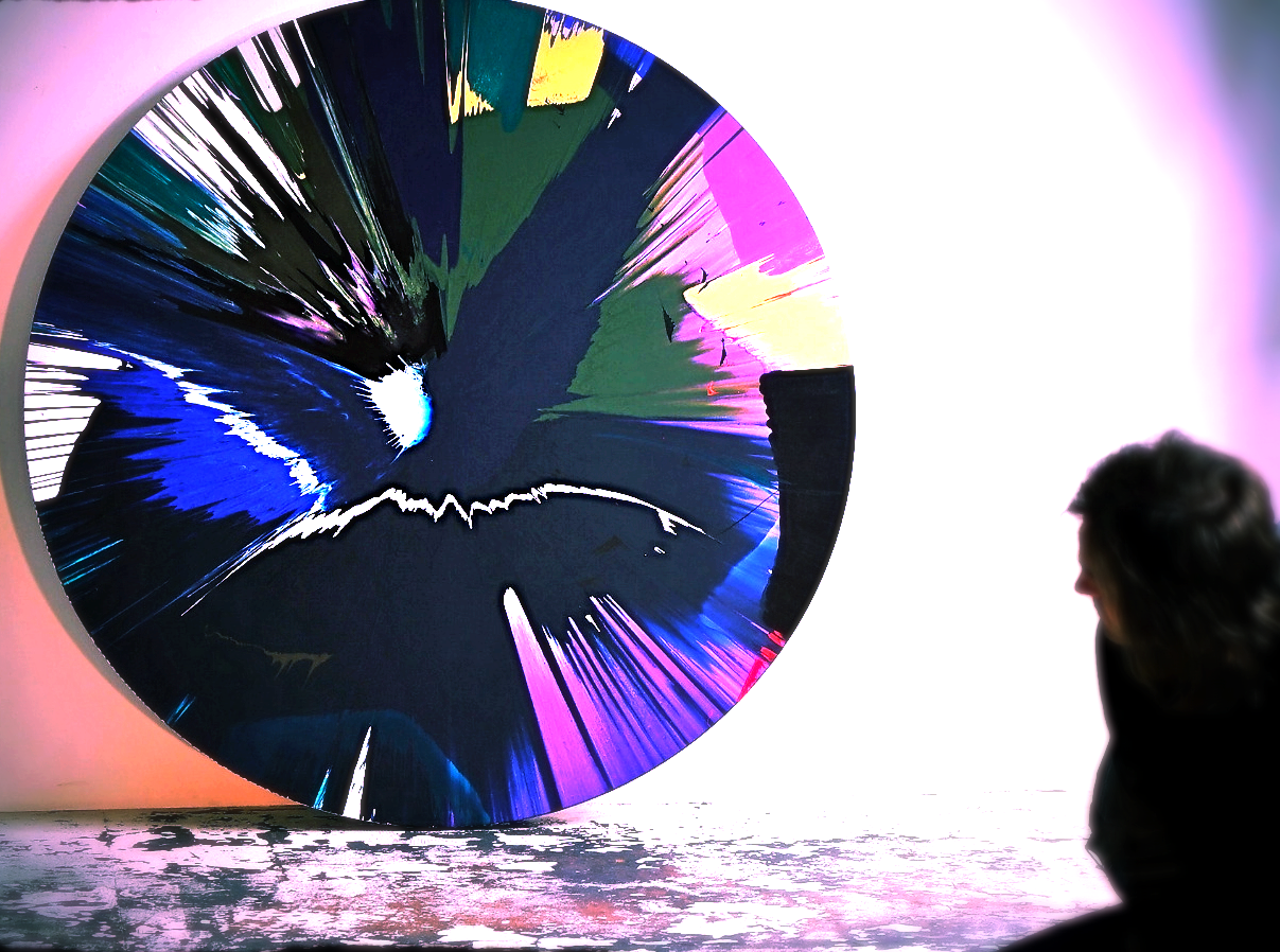 Großformatiges rundes 140-cm-Spin-Painting mit Person im Vordergrund