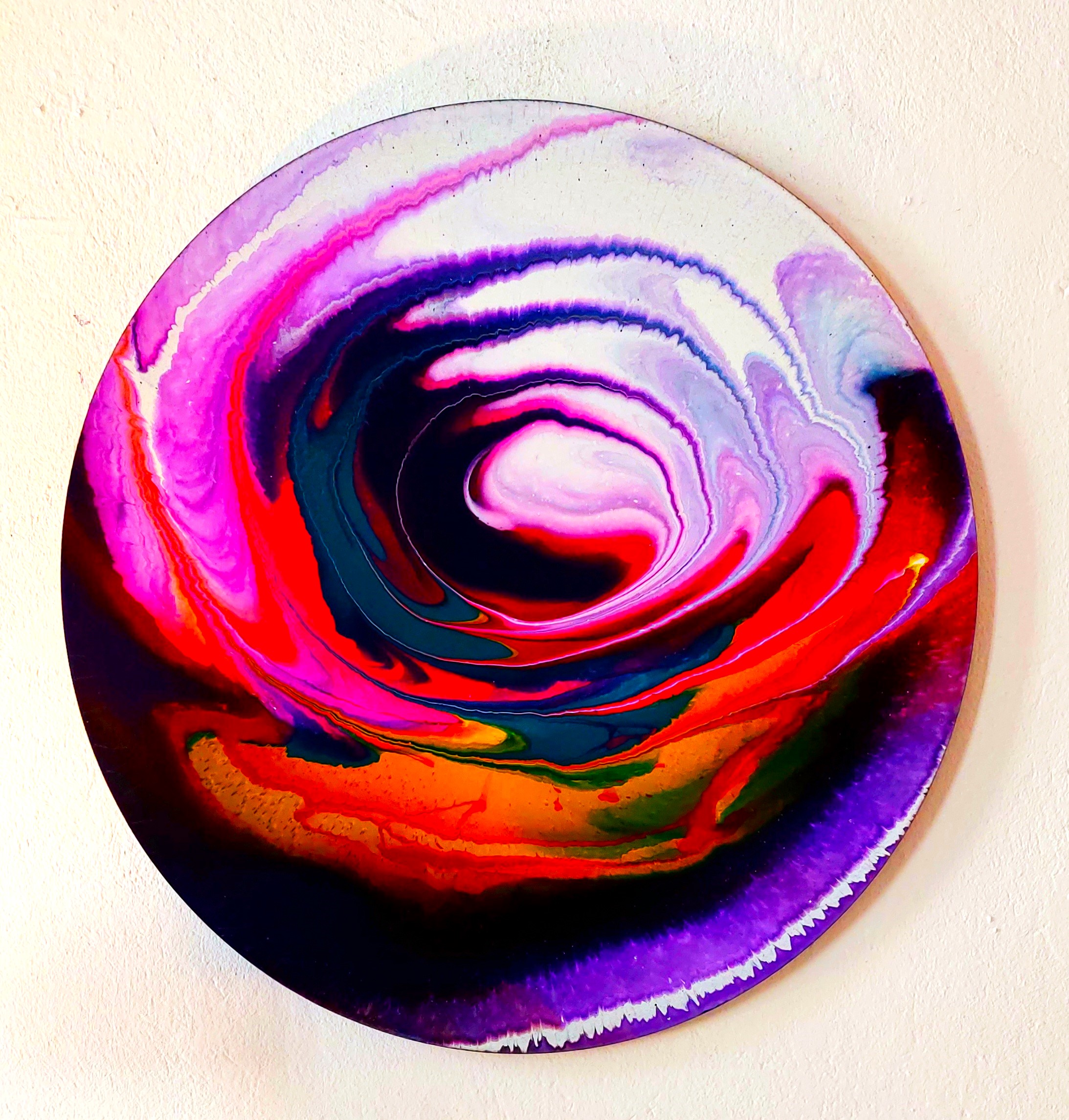Rundes 60-cm-Spin-Painting in Pink, Rot, Violett und Dunkelblau