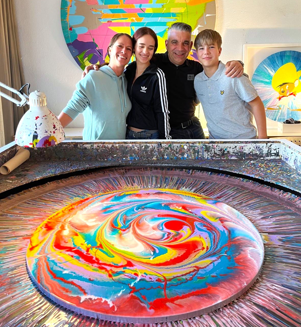 Familie hinter ihrem farbenfrohen 80-cm-Spin-Painting im Studio Jans Echternacht