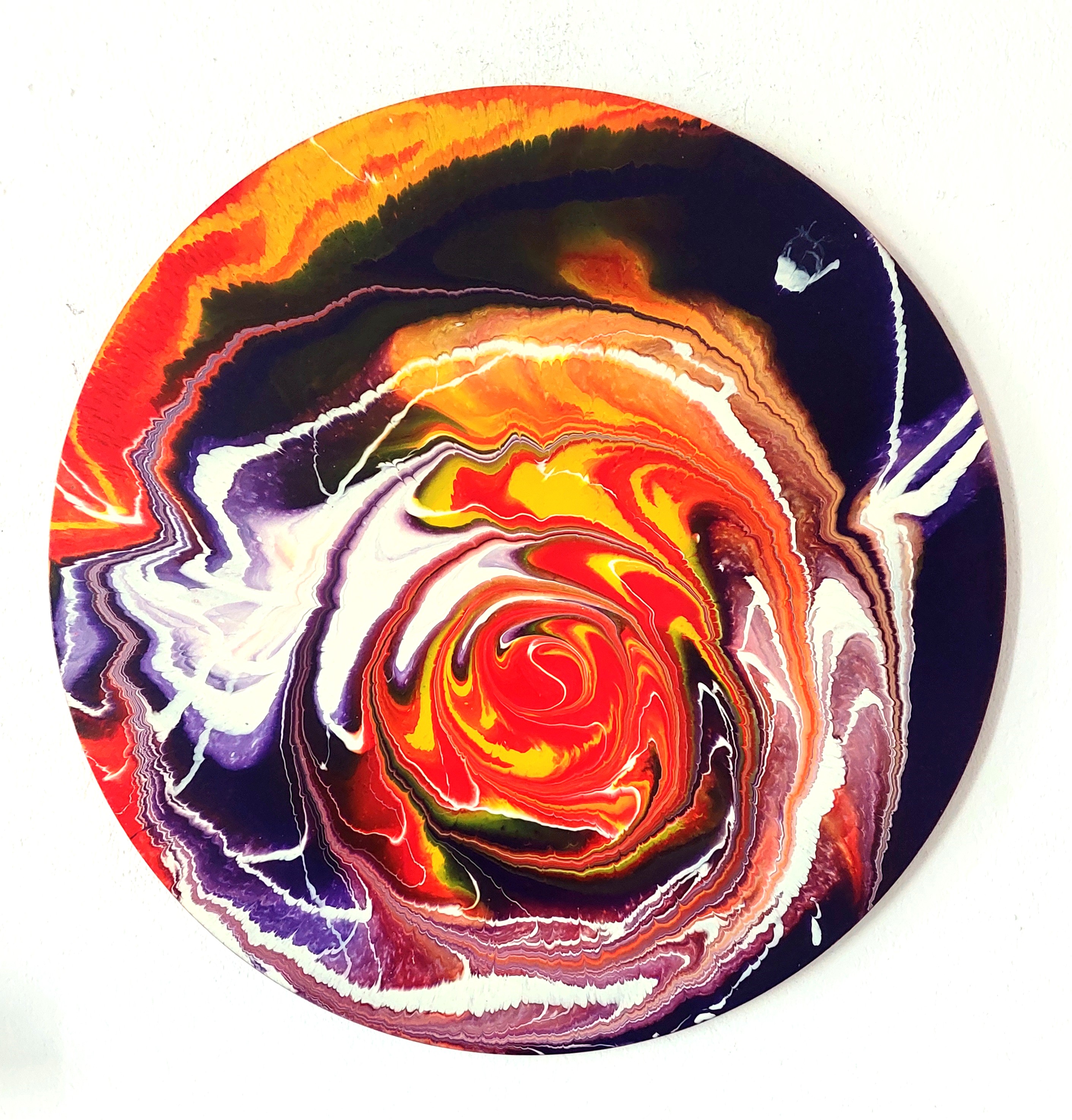Rundes Spin Painting in Orange, Rot, Violett und Weiß