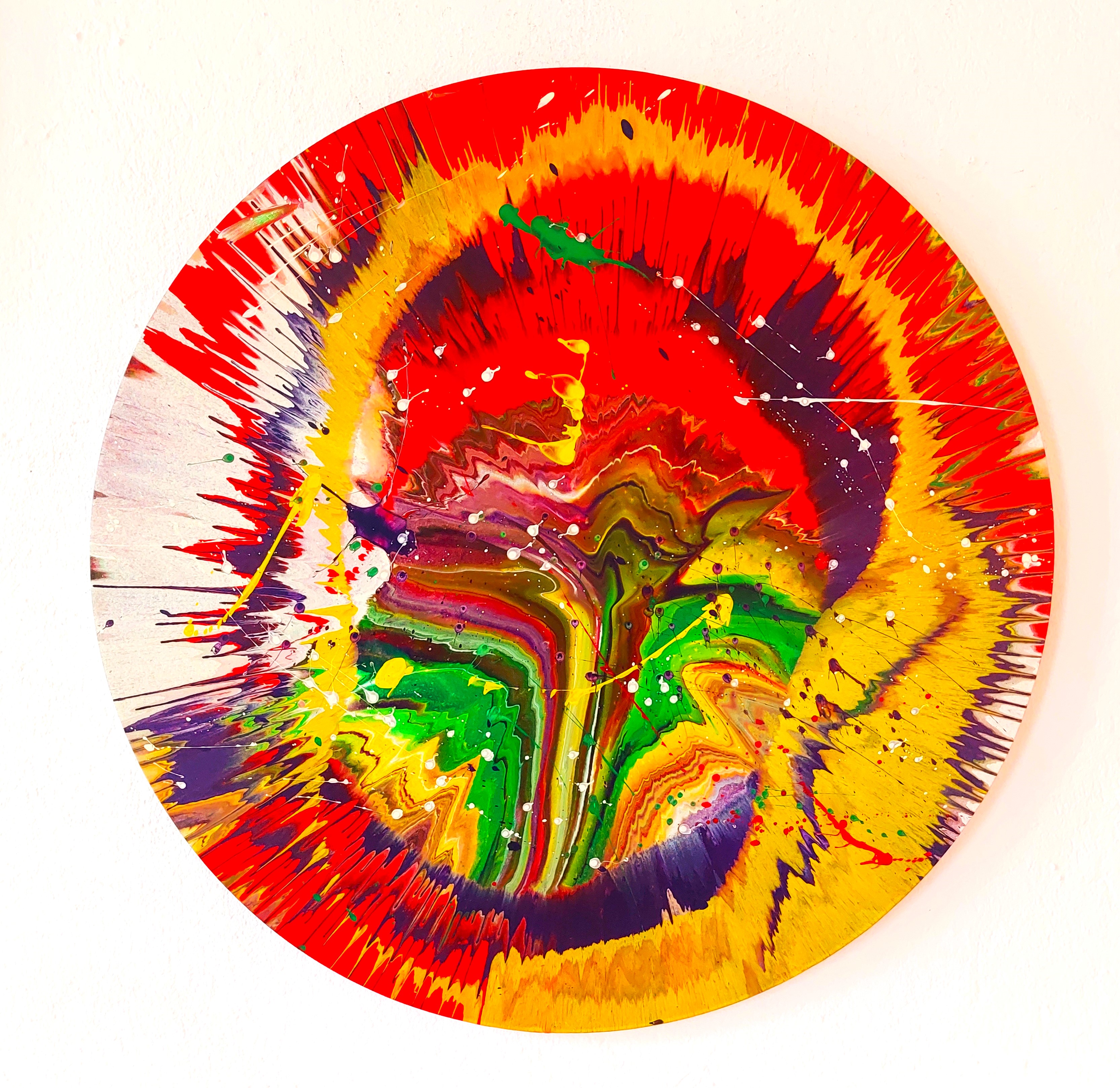 Rundes Spin Painting in Rot, Gelb, Grün und Violett