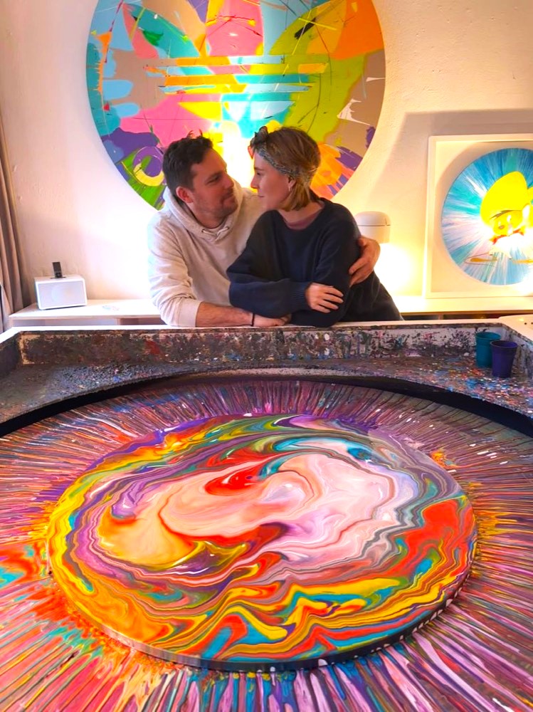 Paar hinter seinem gemeinsam gestalteten Spin Painting