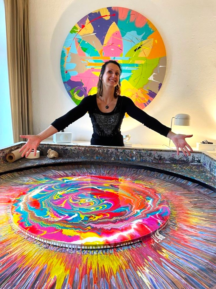 Teilnehmerin mit ihrem frisch gestalteten Spin Painting