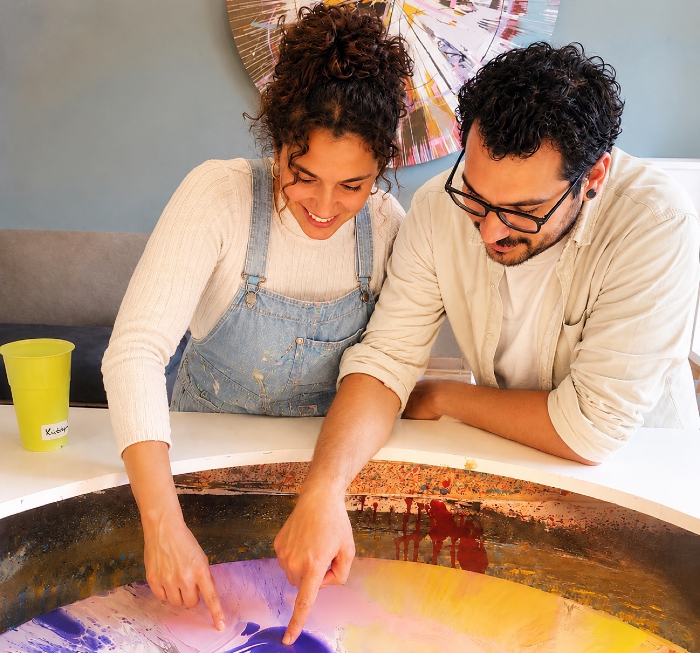 Paar gestaltet gemeinsam ein Spin Painting Kunstwerk im Studio Jans Echternacht