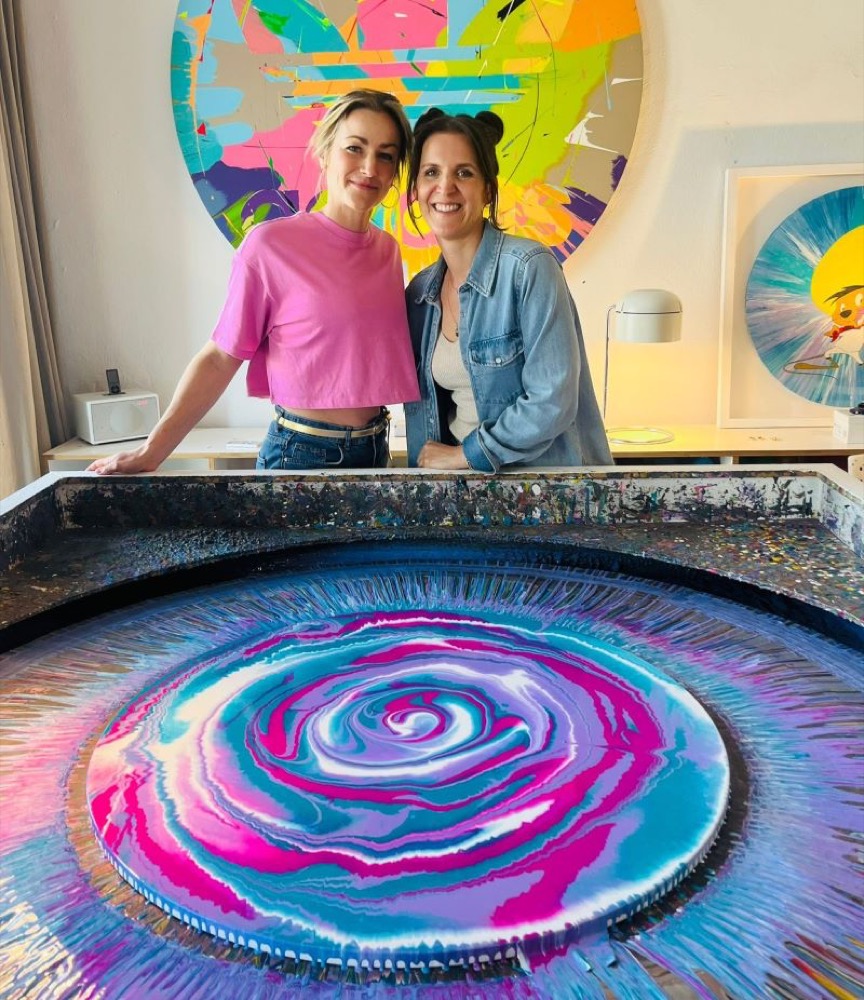 Zwei Freundinnen mit ihrem pink-türkisen Spin Painting