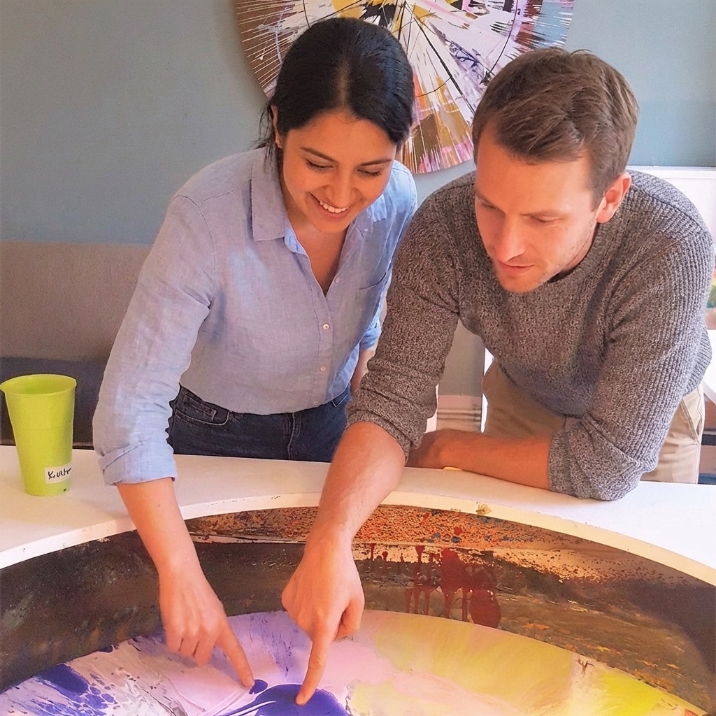 Paar beim privaten Spin-Painting-Workshop