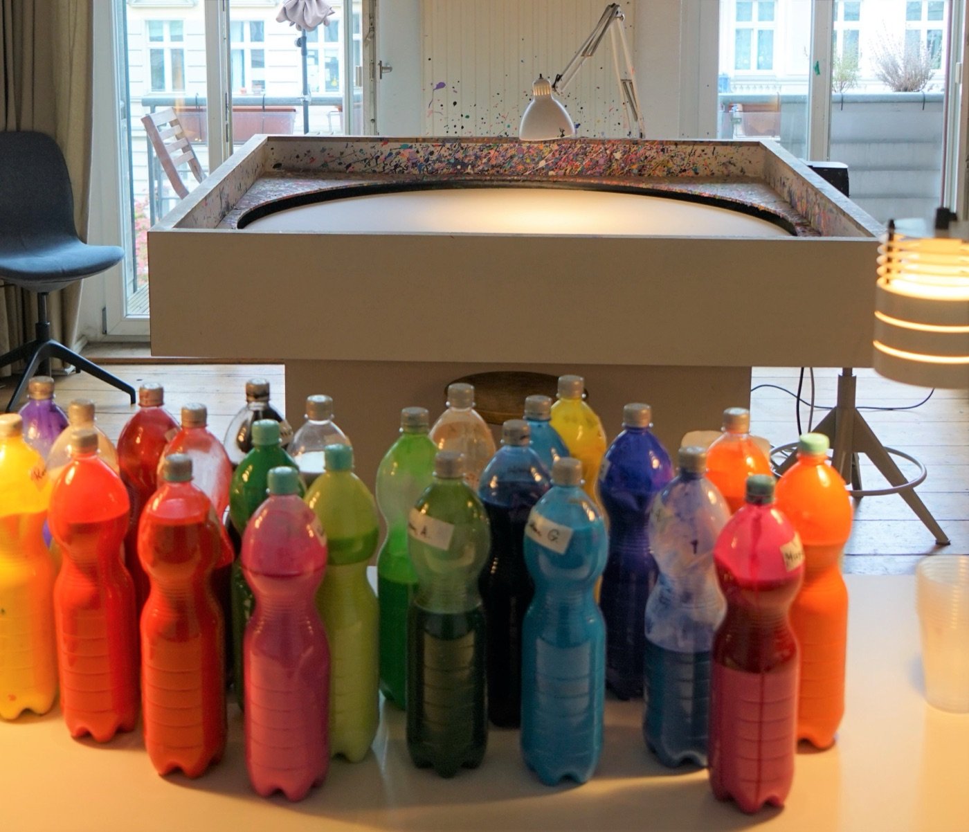 Spin painting machine with canvas and paints