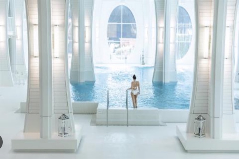 Helles Thermalbad der Tamina Therme mit Säulen und blauem Becken